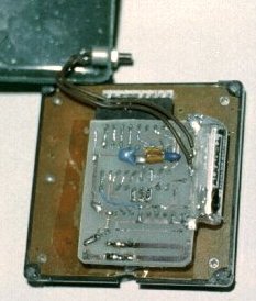 Vista interna del telecomando a 16 tasti: si ricordi che alla pressione di ogni tassto verrà trasmesso un codice (dipendente dal tasto premuto) e che il riconoscimento della 'PASSWORD' verrà fatto nella centralina!