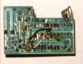 Telecomando da cui ti è copiato il trasmettitore: si noti la bobina trasmittente ricavata sullo stampato.